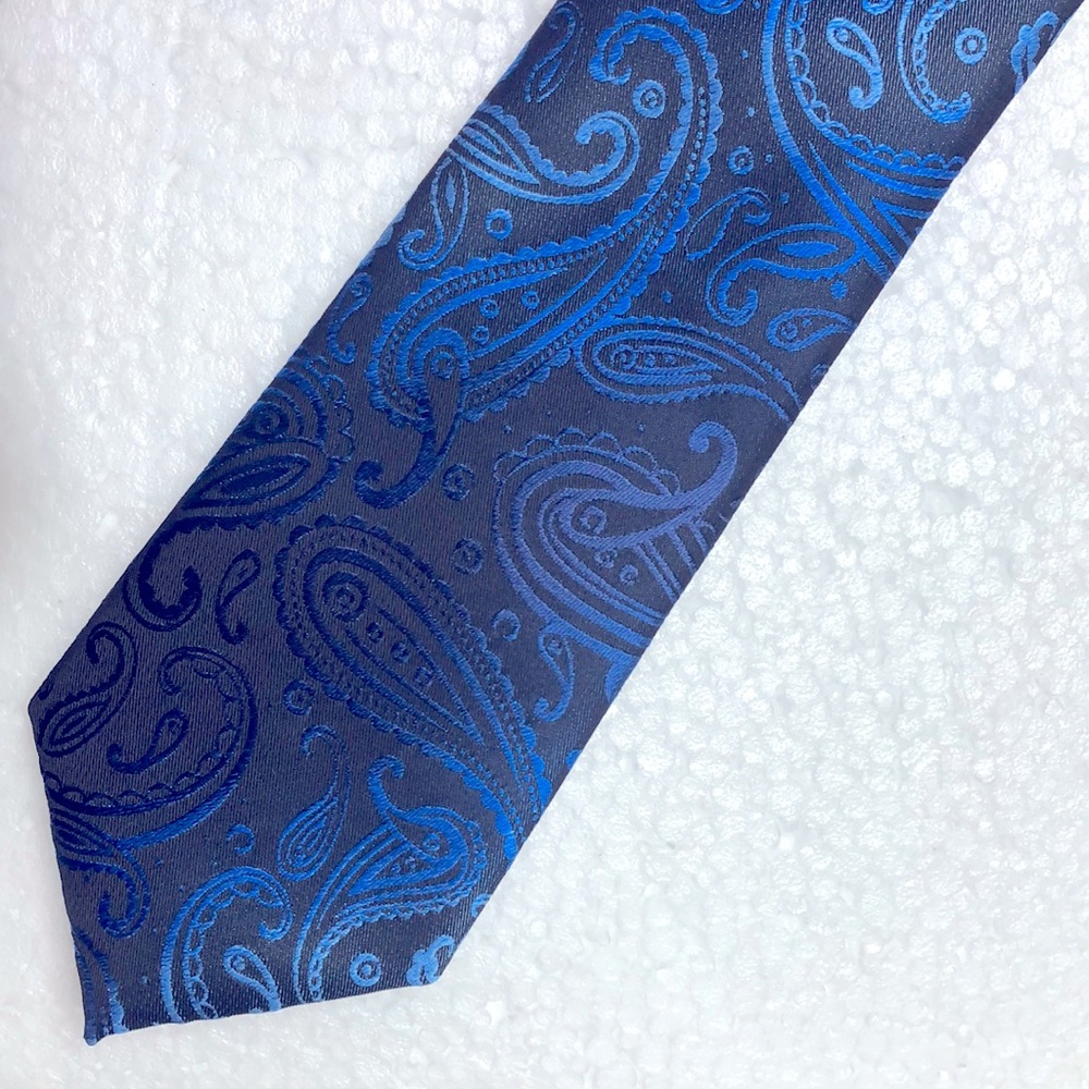 LITTLE BLACK BLUE PAISLEY TIE